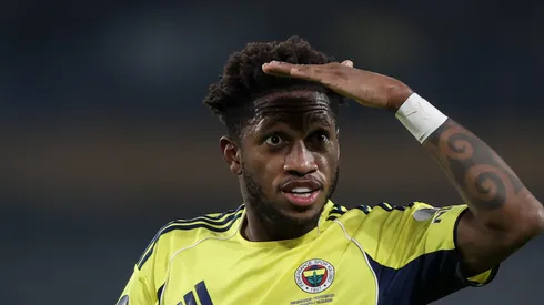 Fred em campo com a camisa do Fenerbahçe.