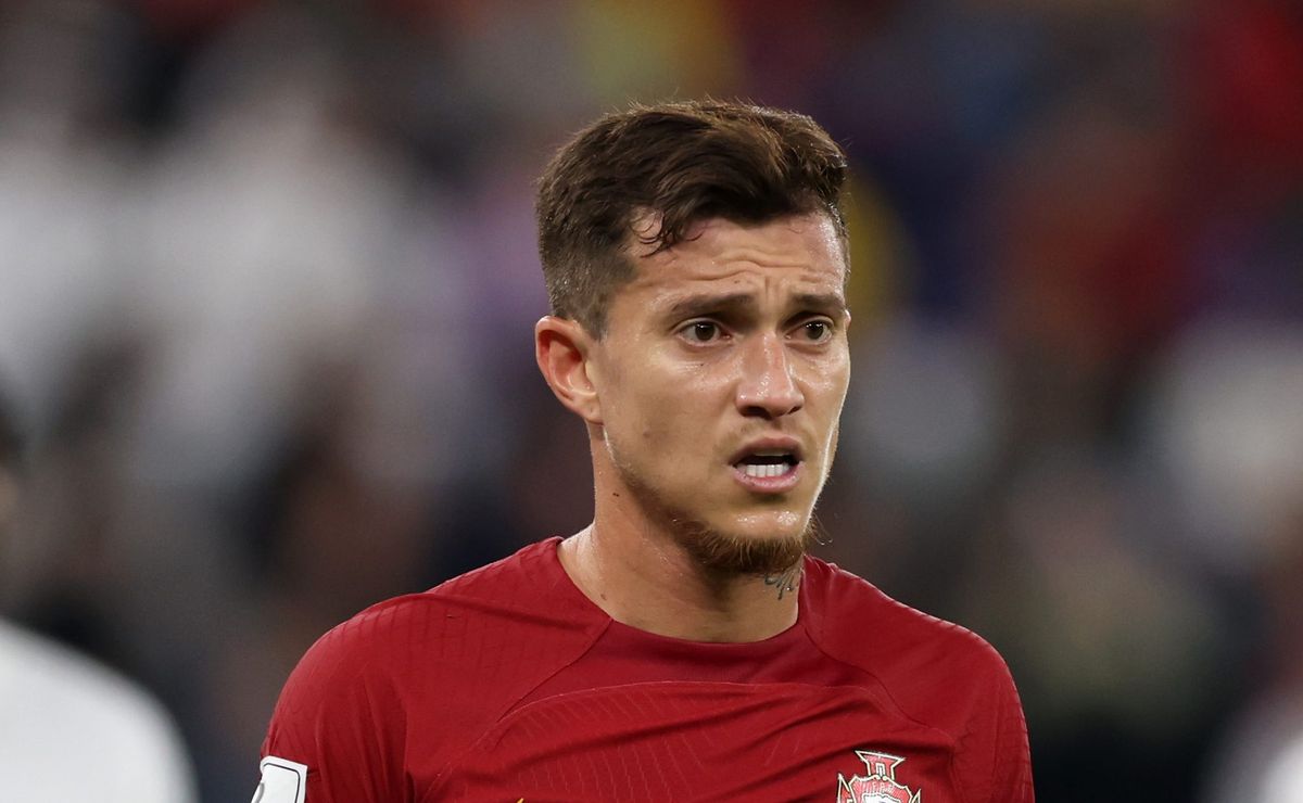 Luís Castro pede contratação de Otávio e Grêmio negocia a chegada do meia para o meio do ano