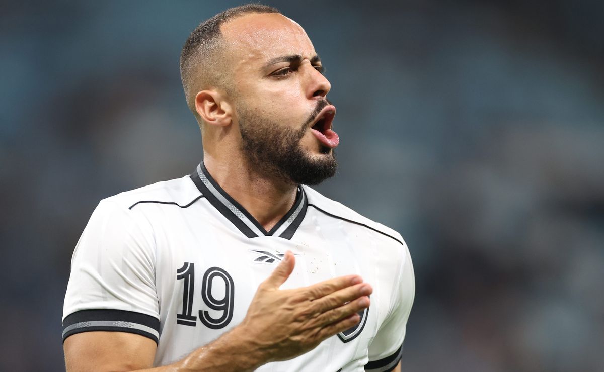 Arthur Cabral recebe novas sondagens do exterior, mas Botafogo não deve liberar o atacante nesta janela