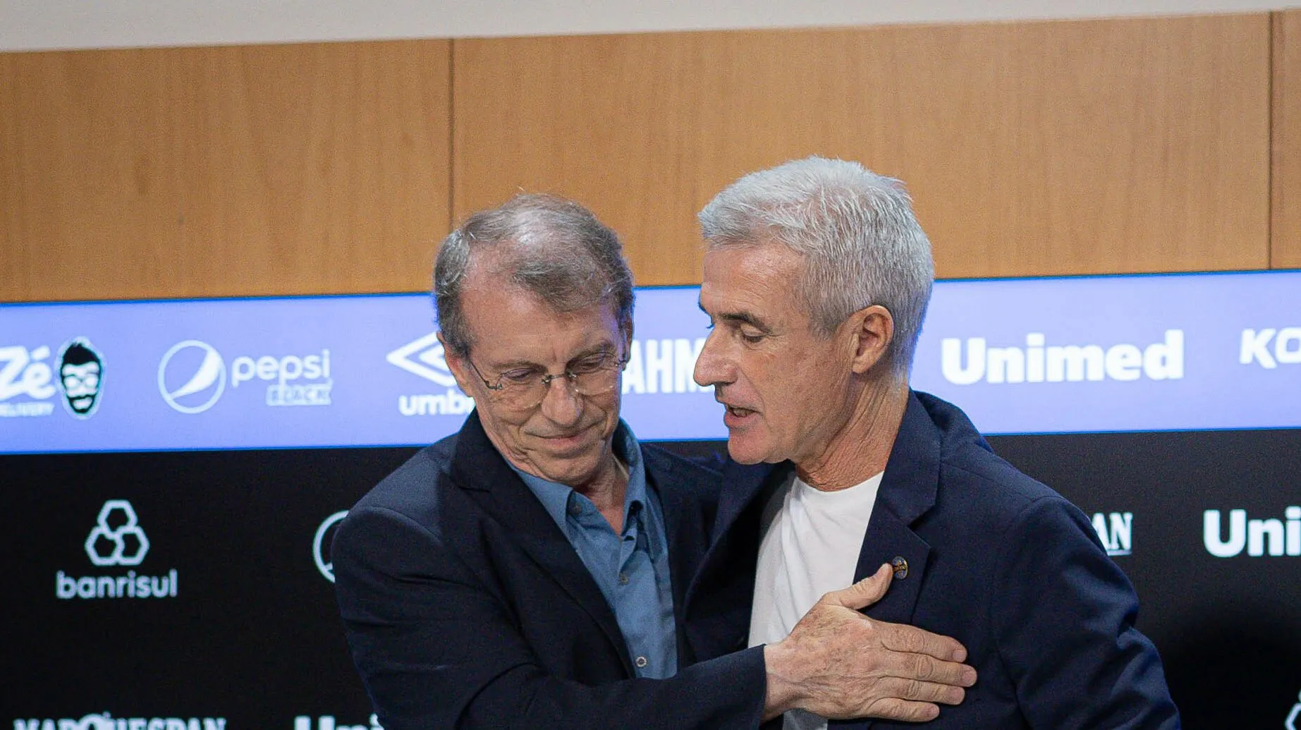 Foto: Maxi Franzoi/AGIF – Luís Castro pede e o Grêmio negocia com o meia que disputou a Copa do Mundo de 2022 pela Seleção de Portugal.