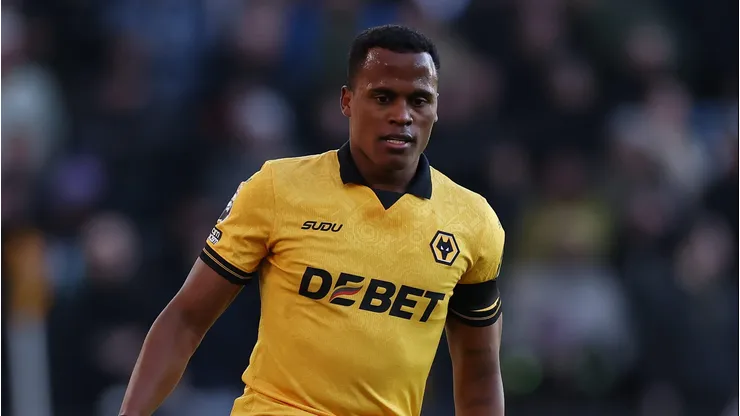 Arias em jogo pelo Wolverhampton na Inglaterra.