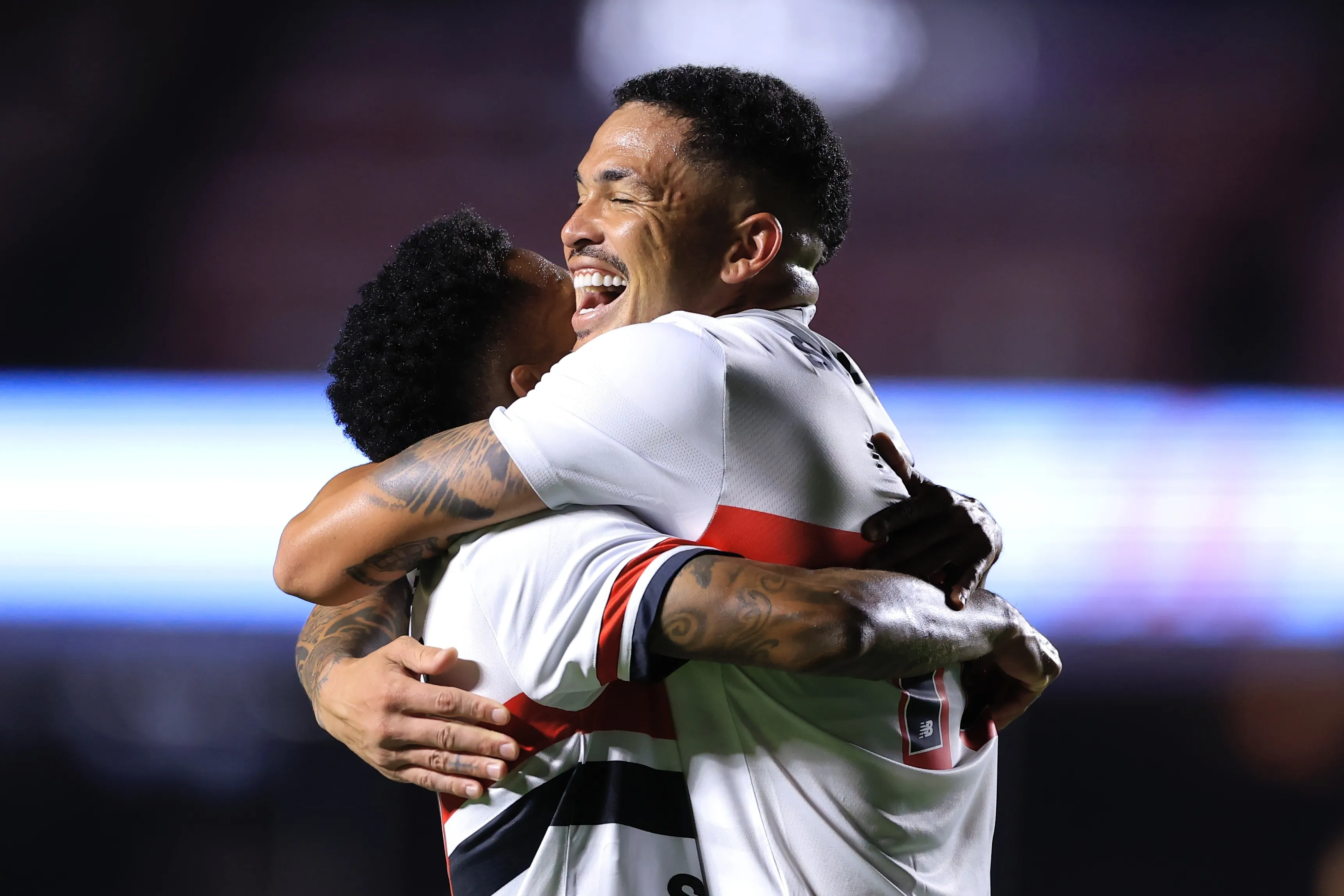 Luciano jogador do Sao Paulo comemora seu gol com Marcos Antonio jogador da sua equipe durante partida contra o Santos no estadio Morumbi pelo campeonato Paulista 2026. Foto: Marcello Zambrana/AGIF