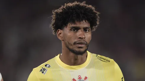 Hugo Souza em partida pelo Timão