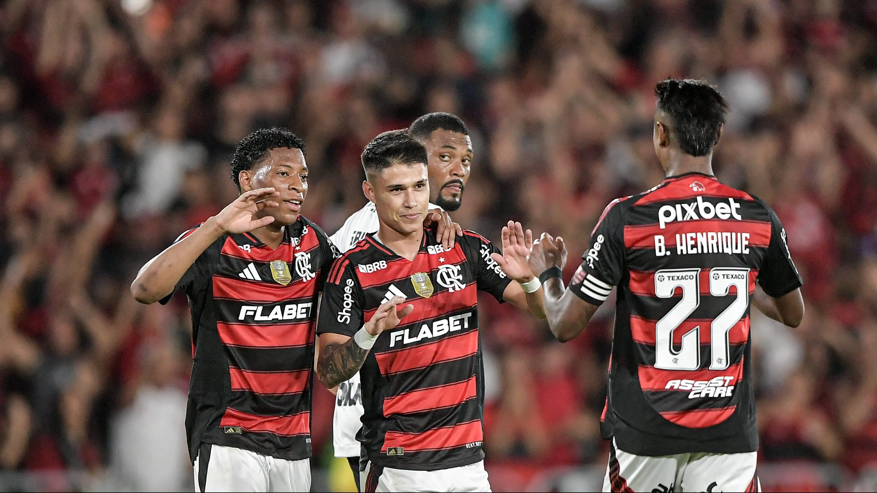 Luiz Araújo celebra gol diante do São Paulo