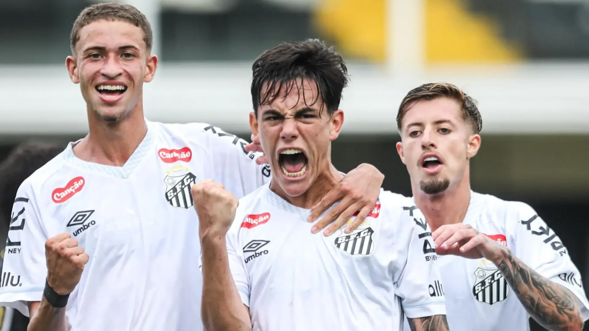 Enzo Boer (à direita) agora está nos profissionais - Foto: Reinaldo Campos/Santos FC.