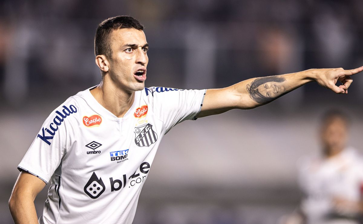 Santos corre risco de perder João Schmidt após Athletico-PR não descartar proposta em definitivo