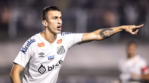 Volante chegou ao Santos em 2024
