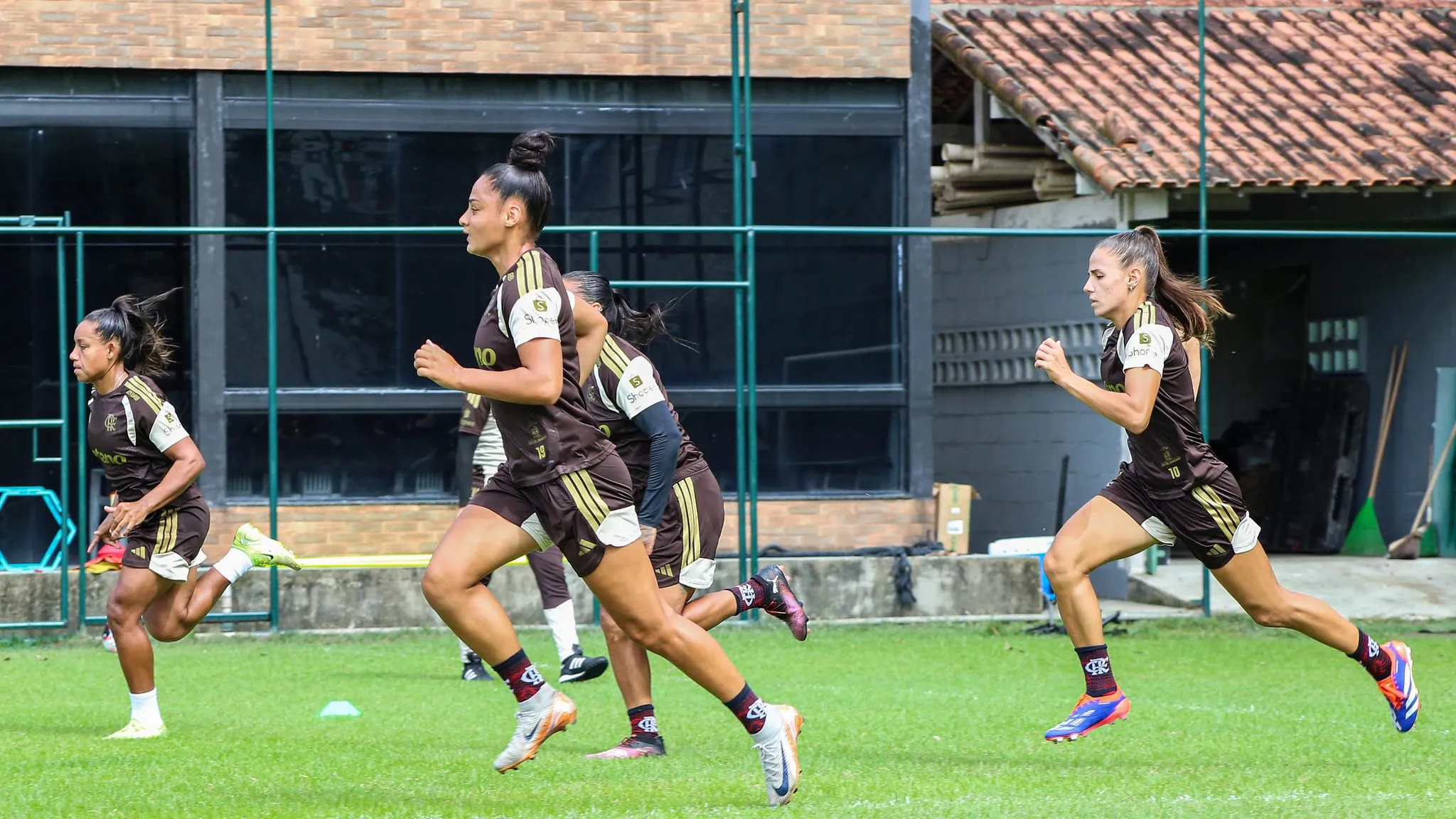 Elenco feminino do Flamengo em treinamento no CT