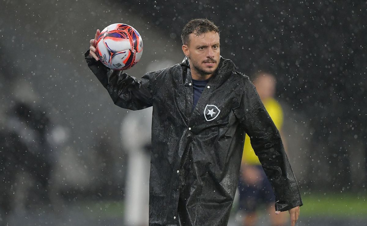 Botafogo destrava mercado e acelera negociações por reforços após saída do transfer ban