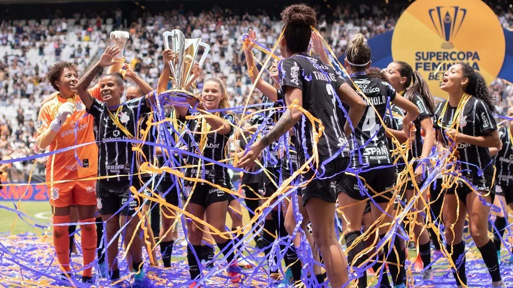 Equipe feminina do Corinthians comemora título da Supercopa Feminina 2024