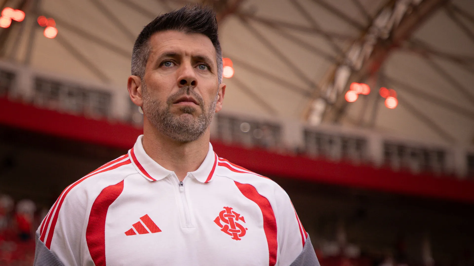 Paulo Pezzolano no comando técnico do Inter – Foto: Maxi Franzoi/AGIF