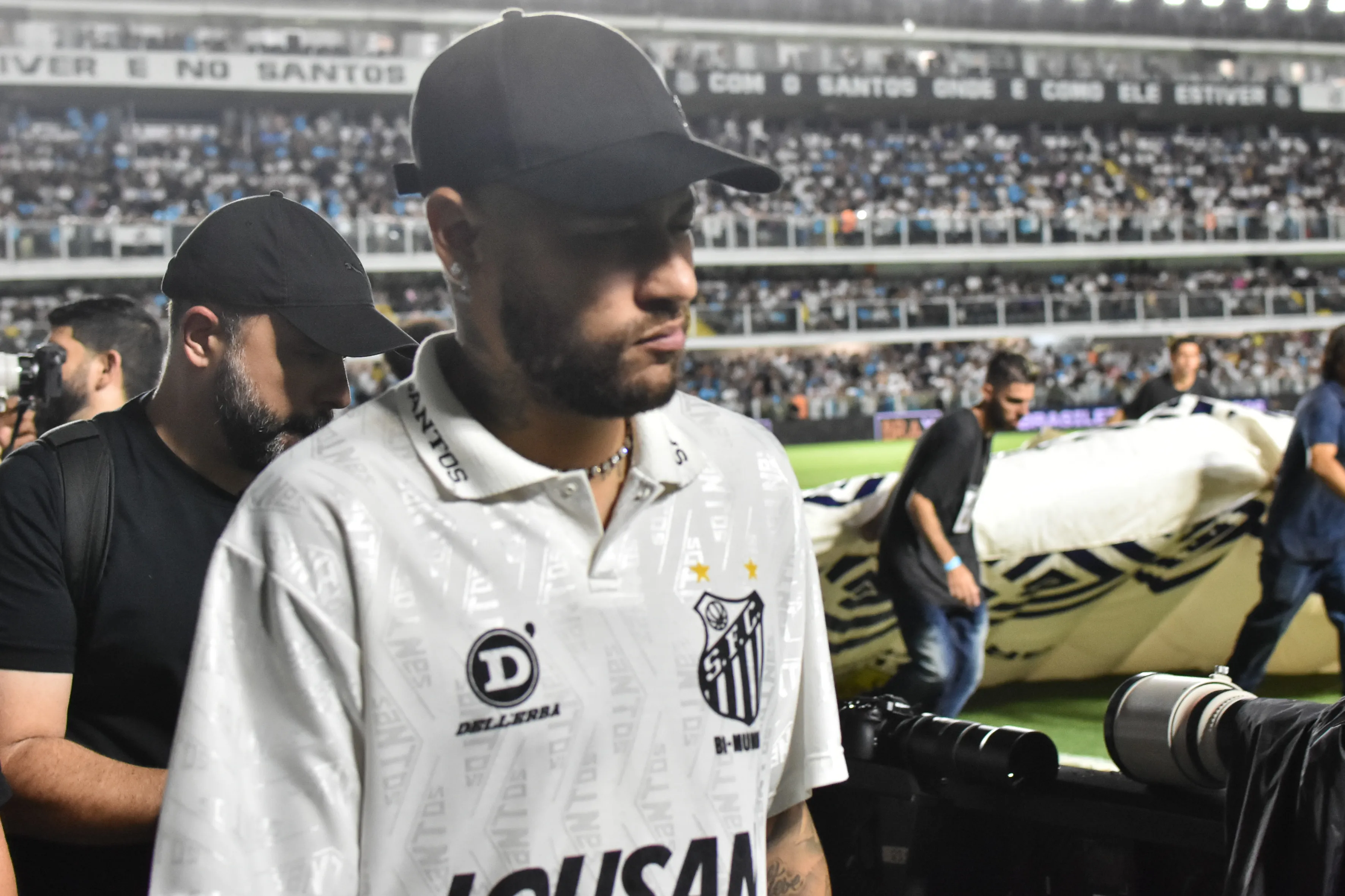 Neymar esteve presente na Vila Belmiro. Foto: Jota Erre/AGIF