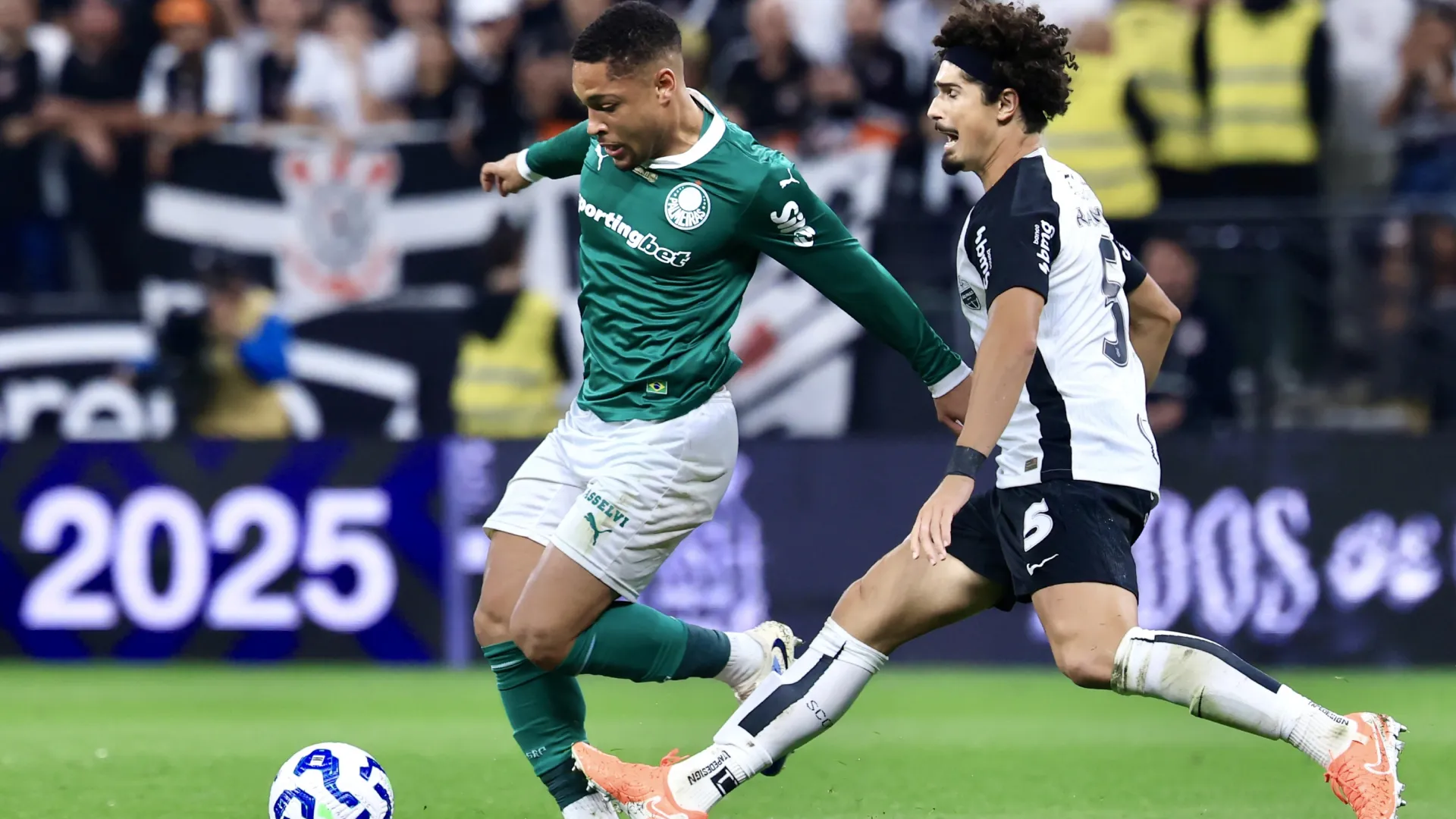 Vitor Roque em ação pelo Palmeiras contra o Corinthians – Foto: Marcello Zambrana/AGIF