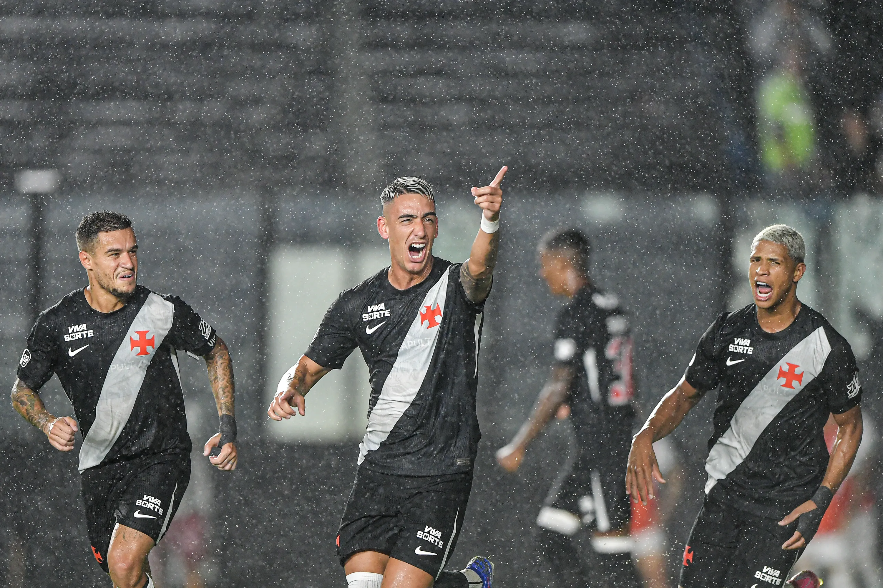 Puma Rodriguez jogador do Vasco comemora seu gol durante partida contra o Chapecoense . Foto: Thiago Ribeiro/AGIF