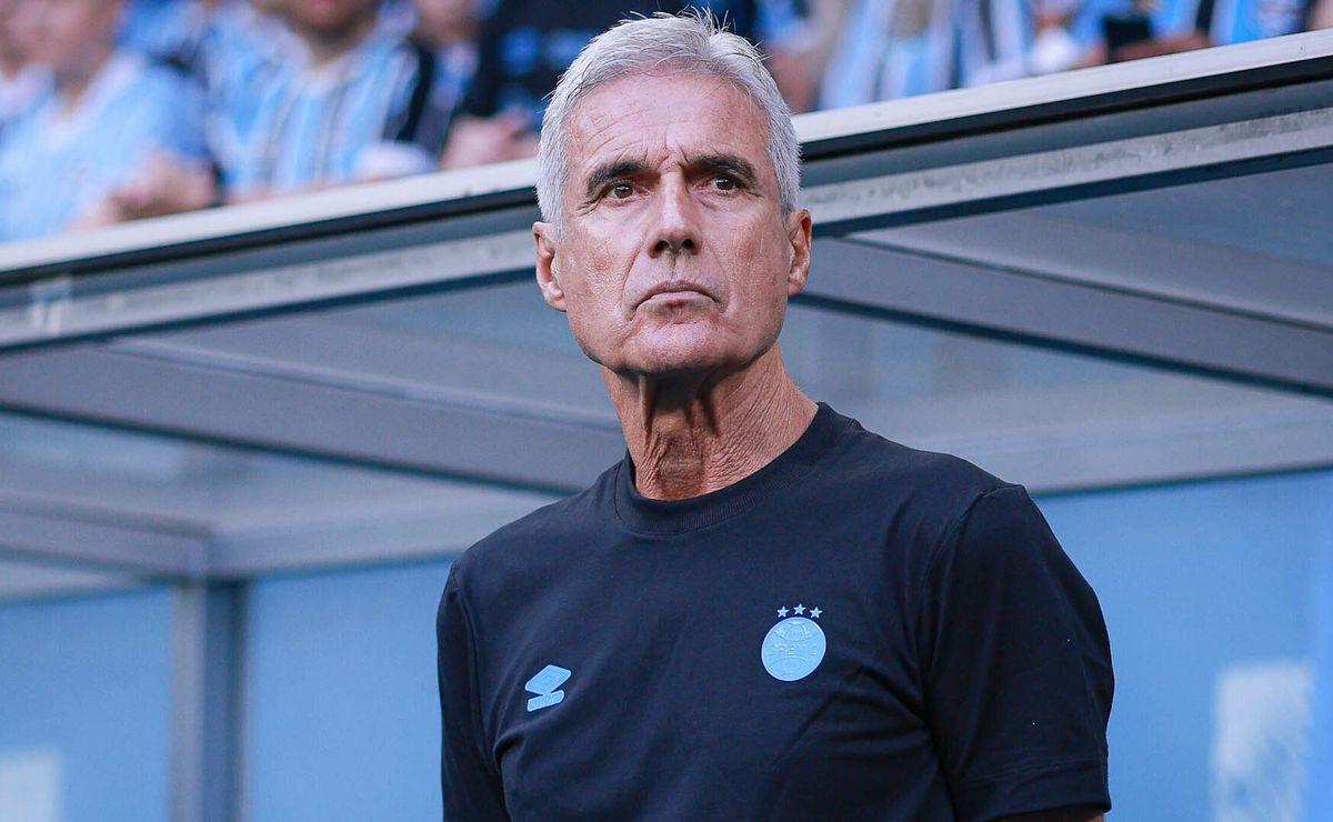 Técnico Luís Castro defende dois times no Grêmio para suportar maratona de jogos na temporada