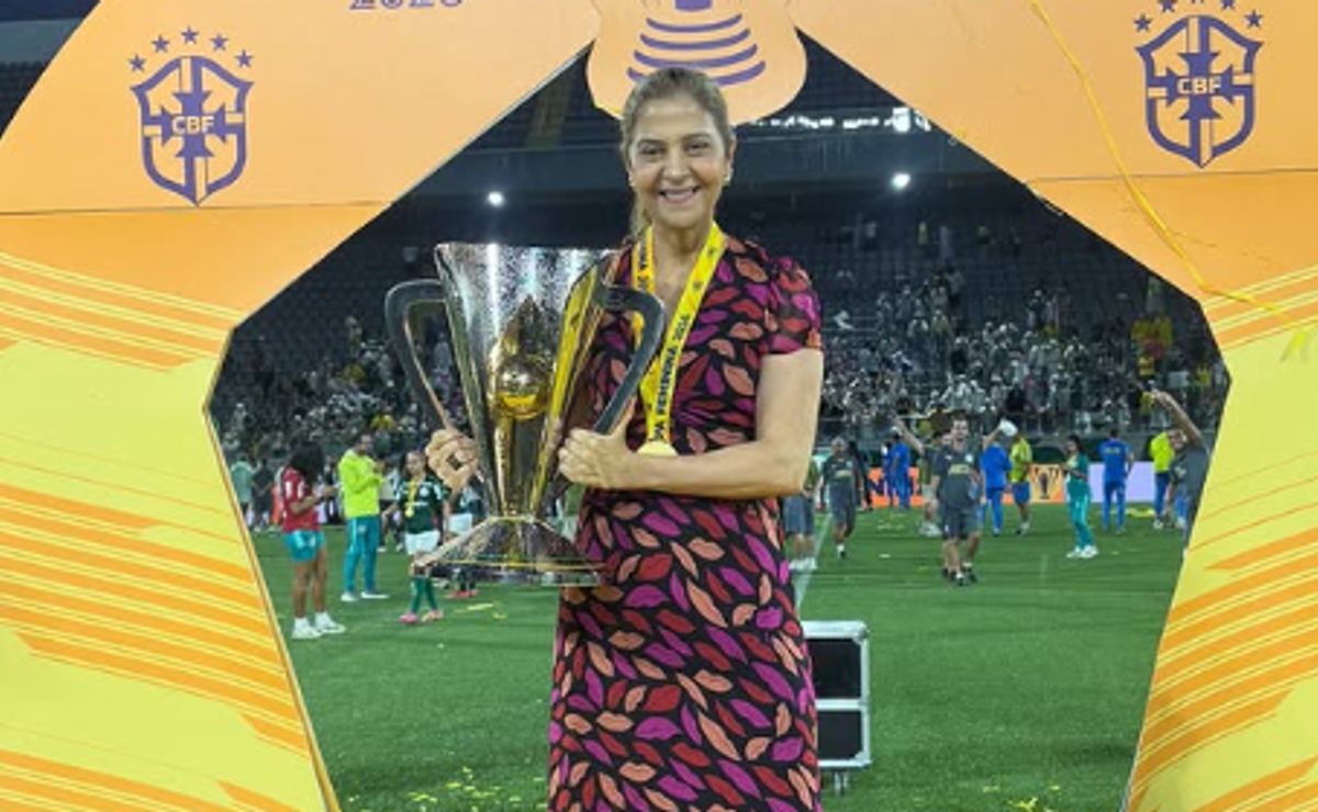 Leila Pereira posa com taça da Supercopa Feminina e parabeniza elenco do Palmeiras