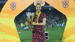 Leila Pereira com a taça da Supercopa Feminina - Foto: Instagram Reprodução/@leilapereira
