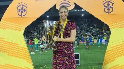Leila Pereira com a taça da Supercopa Feminina – Foto: Instagram Reprodução/@leilapereira
