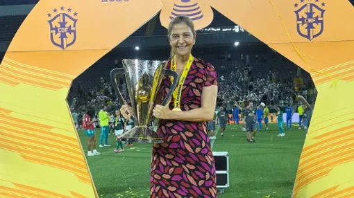 Leila Pereira com a taça da Supercopa Feminina
