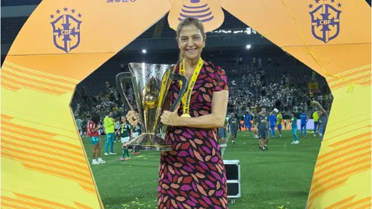 Leila Pereira com a taça da Supercopa Feminina - Foto: Instagram Reprodução/@leilapereira