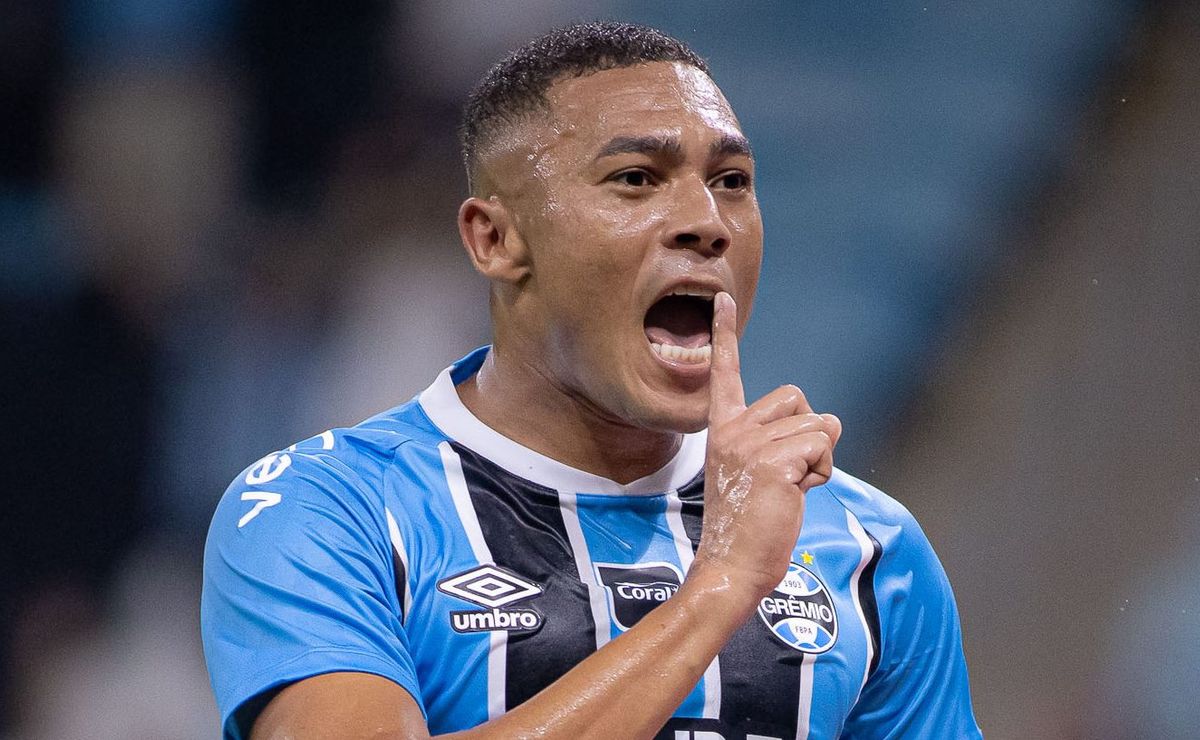 Carlos Vinicius abre o placar para o Grêmio em partida com fortes críticas da torcida