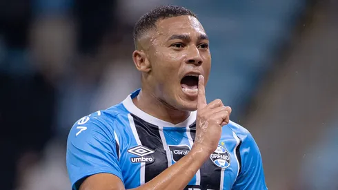 RS – PORTO ALEGRE – 04/02/2026 – BRASILEIRO A 2026, GREMIO X BOTAFOGO – Carlos Vinicius jogador do Gremio comemora seu gol durante partida contra o Botafogo no estadio Arena do Gremio pelo campeonato Brasileiro A 2026. Foto: Maxi Franzoi/AGIF
