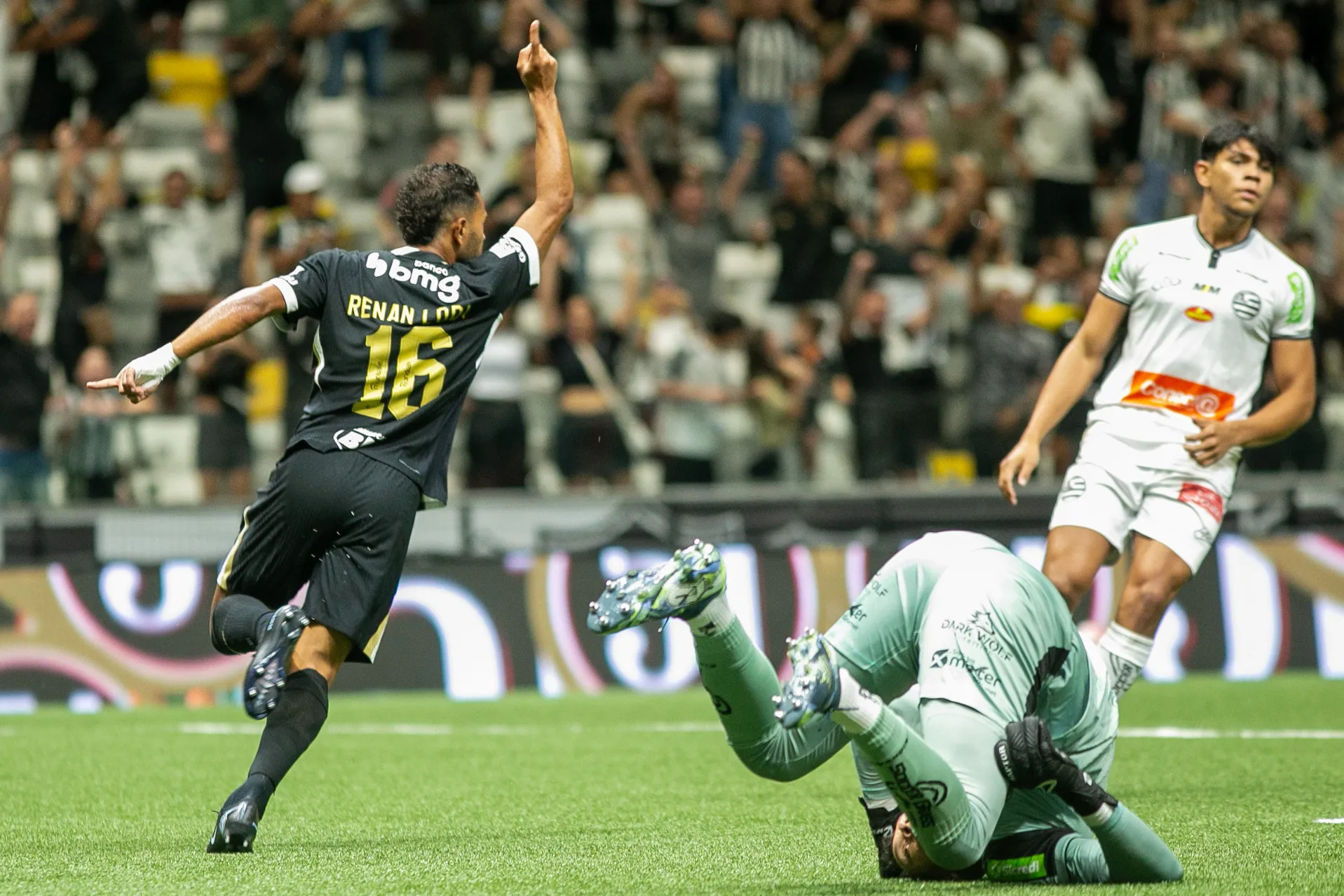Renan Lodi comemora gol no primeiro tempo contra o Athletic. Foto: Fernando Moreno/AGIF