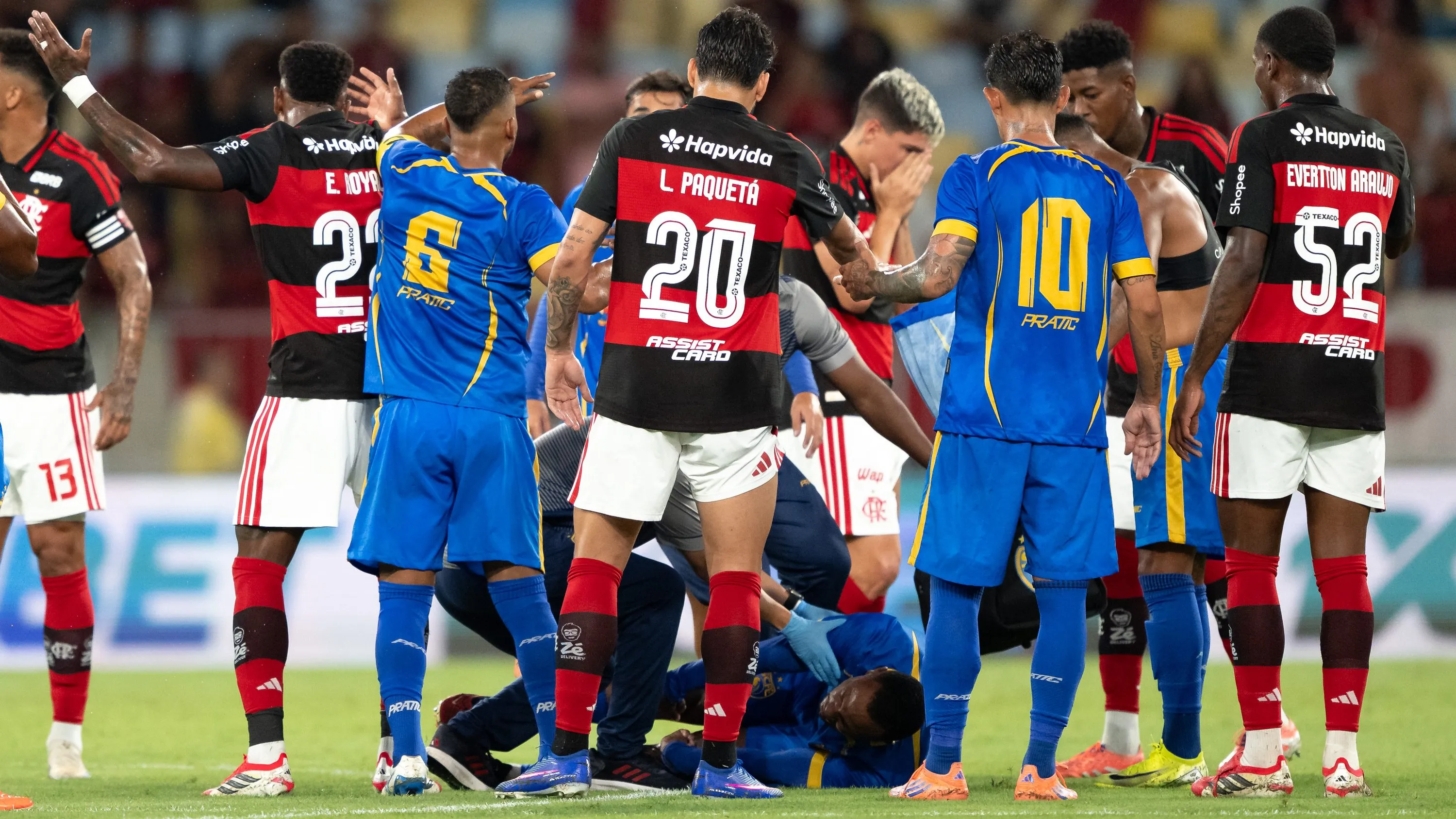 Alexandre, do Sampaio Corrêa, sofre convulsão em jogo contra o Flamengo no Maracanã