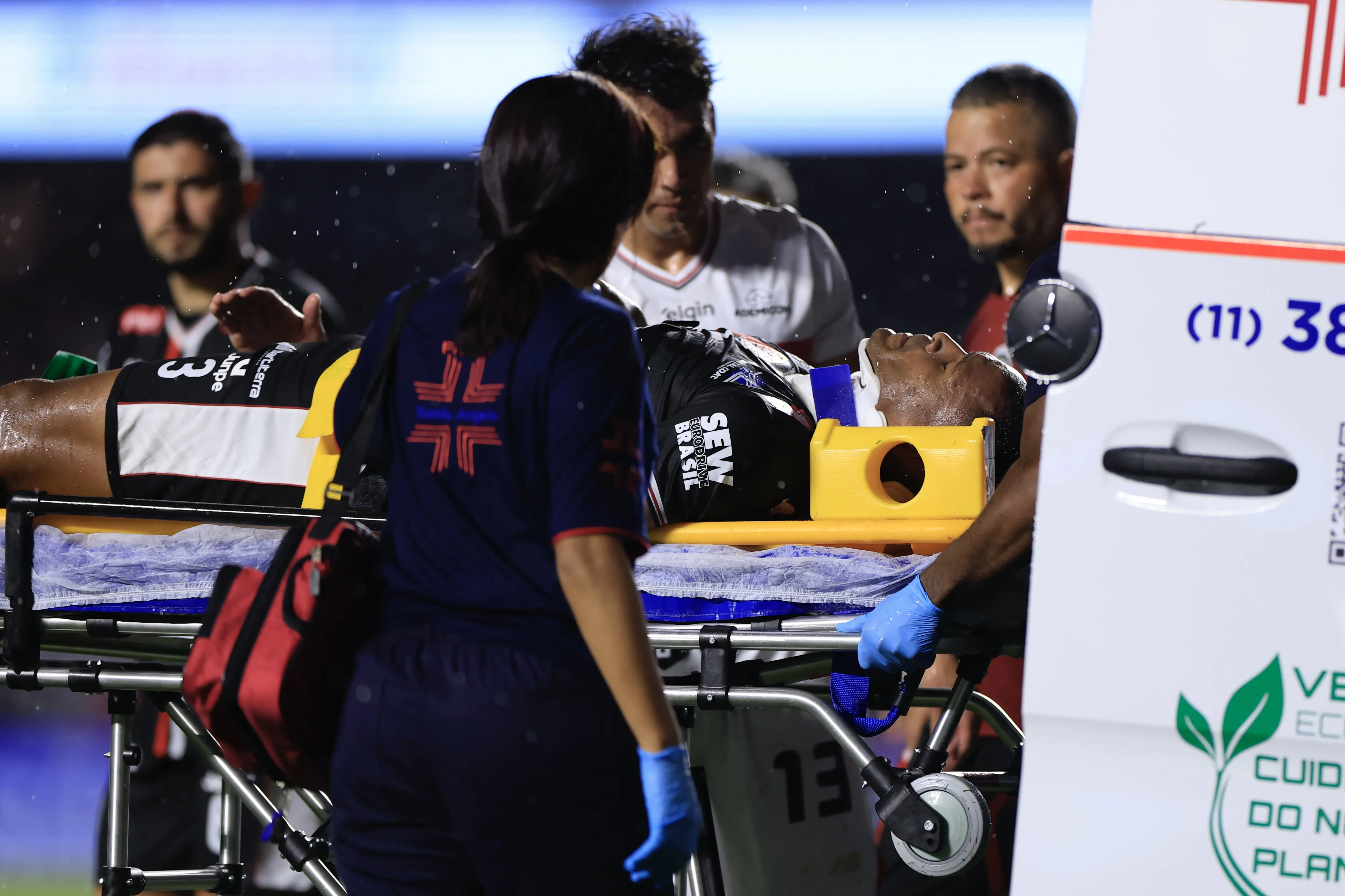 Momento em que Afonso deixou o jogo. Foto: Marcello Zambrana/AGIF