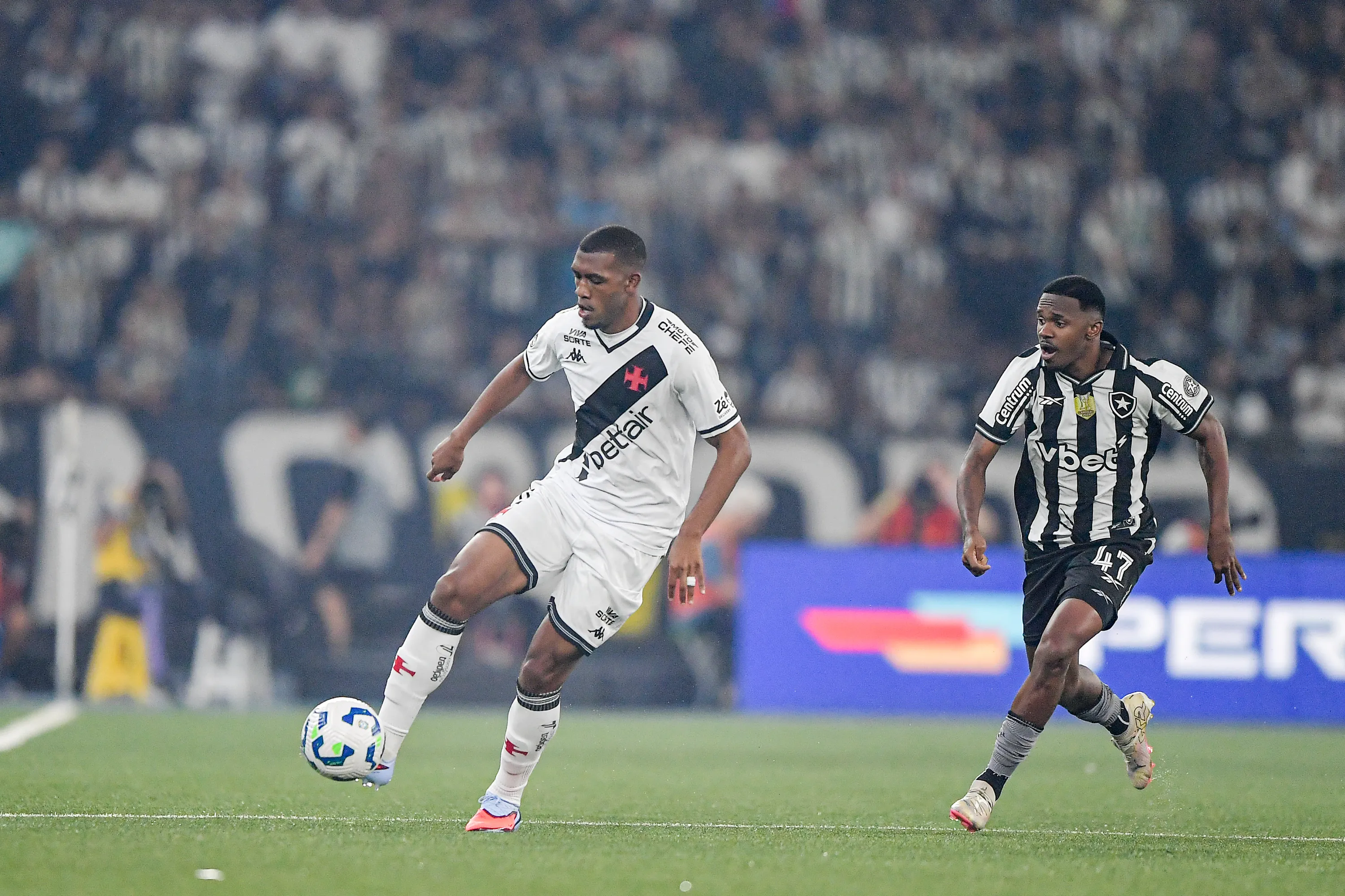 Rayan jogador do Vasco durante partida contra o Botafogo no estadio Engenhao pelo campeonato Copa Do Brasil 2025. Foto: Thiago Ribeiro/AGIF