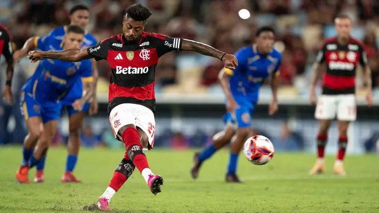Bruno Henrique, jogador do Flamengo, cobra penalti durante partida contra o Sampaio Correa no estadio Maracana pelo campeonato Carioca 2026. Foto: Jorge Rodrigues/AGIF