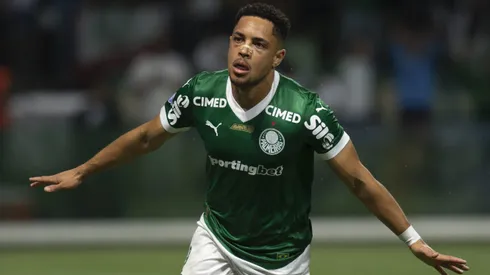 Vitor Roque, jogador do Palmeiras, comemora seu gol durante partida contra o Santos no estadio Arena Allianz Parque pelo campeonato Brasileiro A 2025. Foto: Anderson Romao/AGIF
