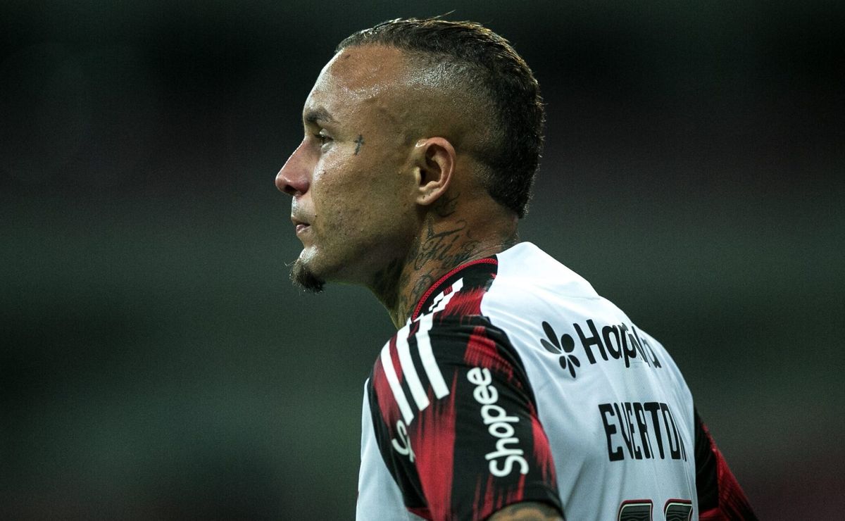 Cebolinha sai na cara do gol, mas perde chance para o Flamengo contra o Lanús na Recopa