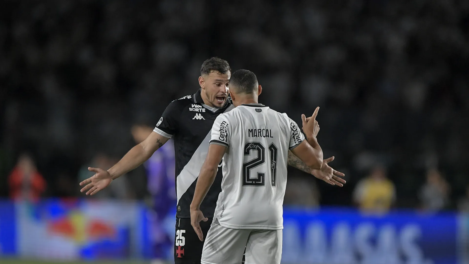 Vasco e Botafgo voltam a se enfrentar neste domingo (8) – Foto: Thiago Ribeiro/AGIF