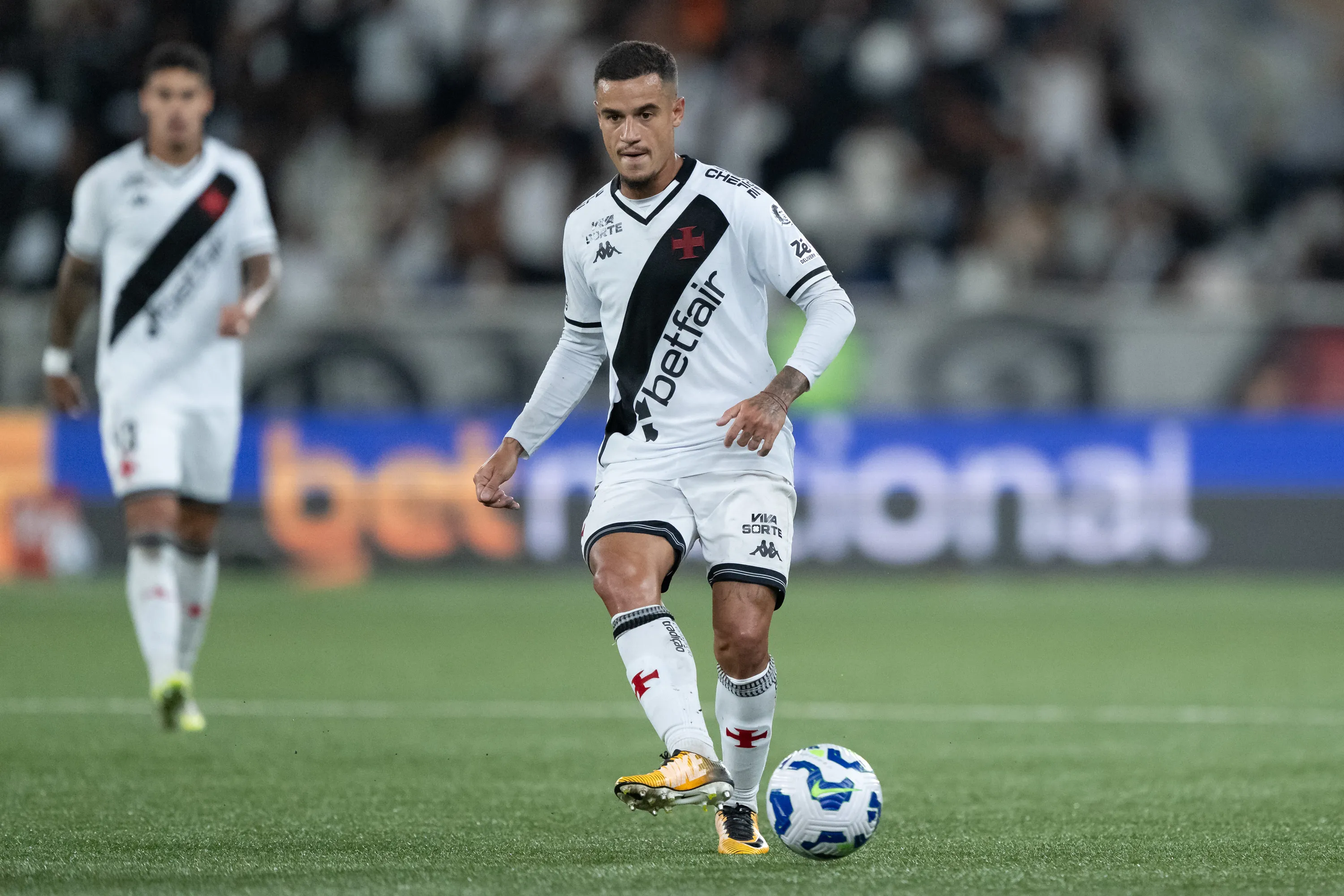 Coutinho em ação no último clássico contra o Botafogo. Foto: Jorge Rodrigues/AGIF