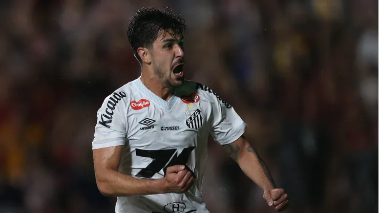 PE - RECIFE - 26/07/2025 - BRASILEIRO A 2025, SPORT X SANTOS - Joao Basso jogador do Santos durante a partida entre Sport e Santos no Estadio da Ilha do Retiro em Recife (PE), pelo campeonato brasileiro Serie A. Foto: Marlon Costa/AGIF
