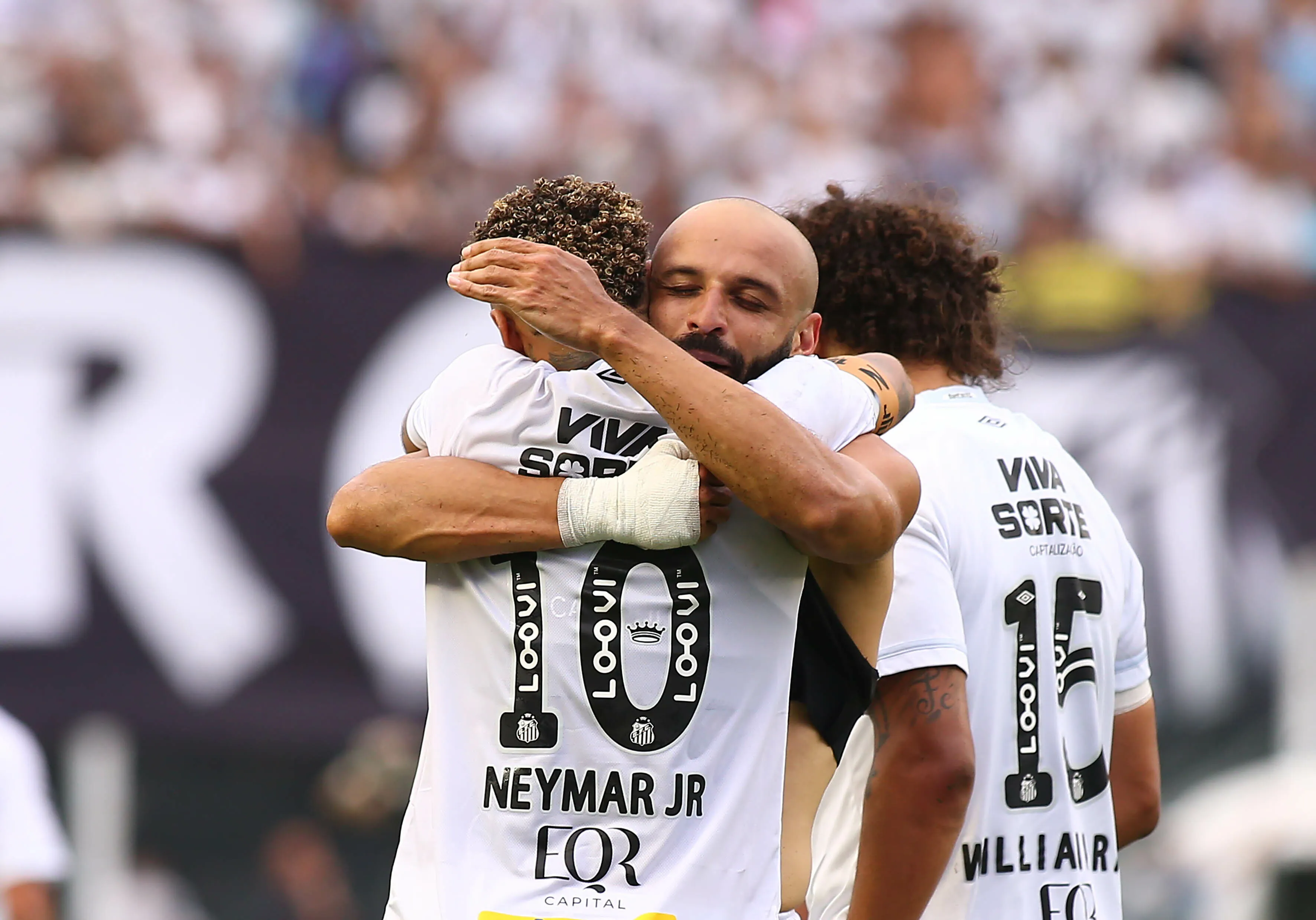 SP – SANTOS – 07/12/2025 – BRASILEIRO A 2025, SANTOS X CRUZEIRO – Thaciano jogador do Santos comemora seu gol durante partida contra o Cruzeiro no estadio Vila Belmiro pelo campeonato Brasileiro A 2025. Foto: Mauricio De Souza/AGIF