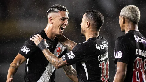 Puma comemora com Coutinho e Barros gol contra a Chapecoense
