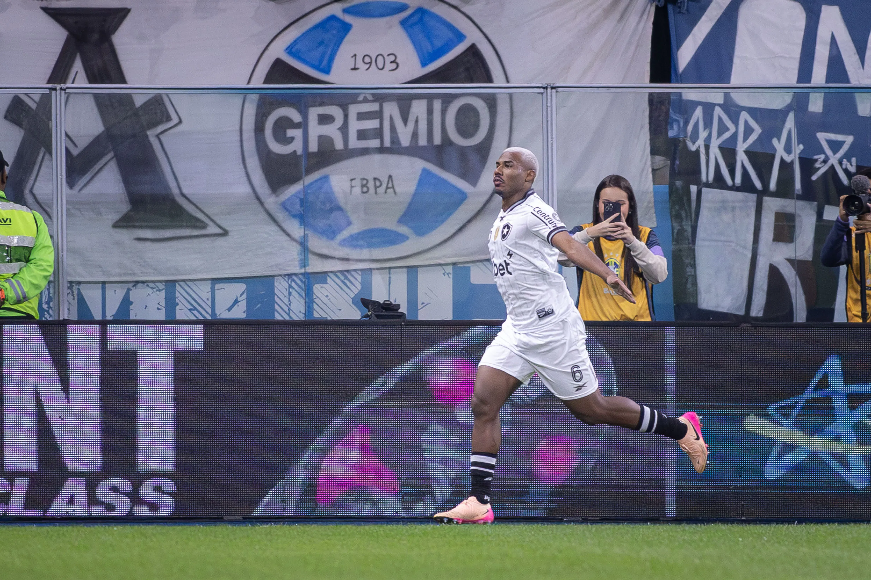 RS – PORTO ALEGRE – 24/09/2025 – BRASILEIRO A 2025, GREMIO X BOTAFOGO – Cuiabano jogador do Botafogo comemora seu gol durante partida contra o Gremio no estadio Arena do Gremio pelo campeonato Brasileiro A 2025. Foto: Maxi Franzoi/AGIF