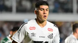 Adonis Frias jogador do Santos durante partida contra o Palmeiras no estadio Vila Belmiro pelo campeonato Brasileiro A 2025. Foto: Jota Erre/AGIF