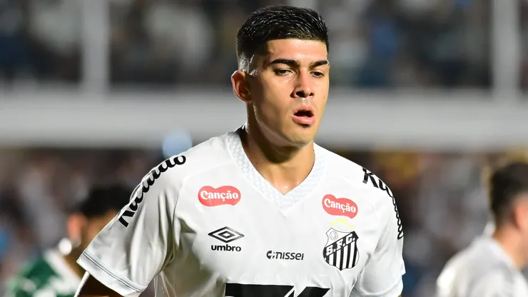 Adonis Frias jogador do Santos durante partida contra o Palmeiras no estadio Vila Belmiro pelo campeonato Brasileiro A 2025. Foto: Jota Erre/AGIF