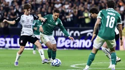 Breno Bidon e Vitor Roque em disputa de bola pelo Dérbi do ano passado