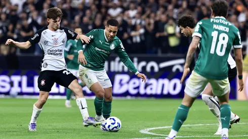 Breno Bidon e Vitor Roque em disputa de bola pelo Dérbi do ano passado
