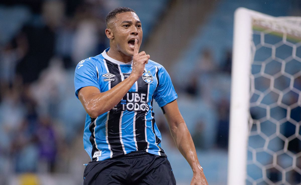 Carlos Vinícius comemora gol da classificação do Grêmio no Gauchão e mira sequência da temporada