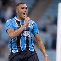 Carlos Vinícius comemora gol da classificação do Grêmio no Estadual
