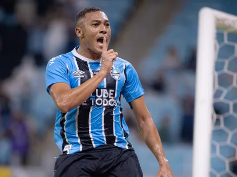 Carlos Vinícius comemora gol da classificação do Grêmio no Estadual