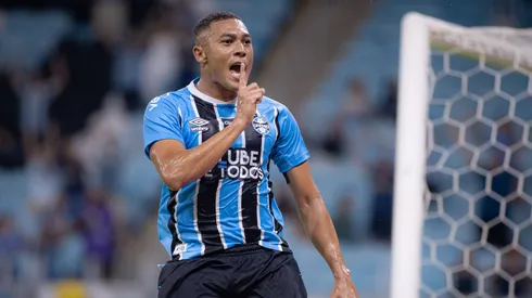 Carlos Vinícius marcou mais um gol pelo Grêmio. Foto: Maxi Franzoi/AGIF
