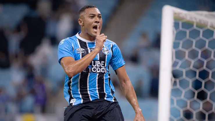 Carlos Vinícius marcou mais um gol pelo Grêmio. Foto: Maxi Franzoi/AGIF