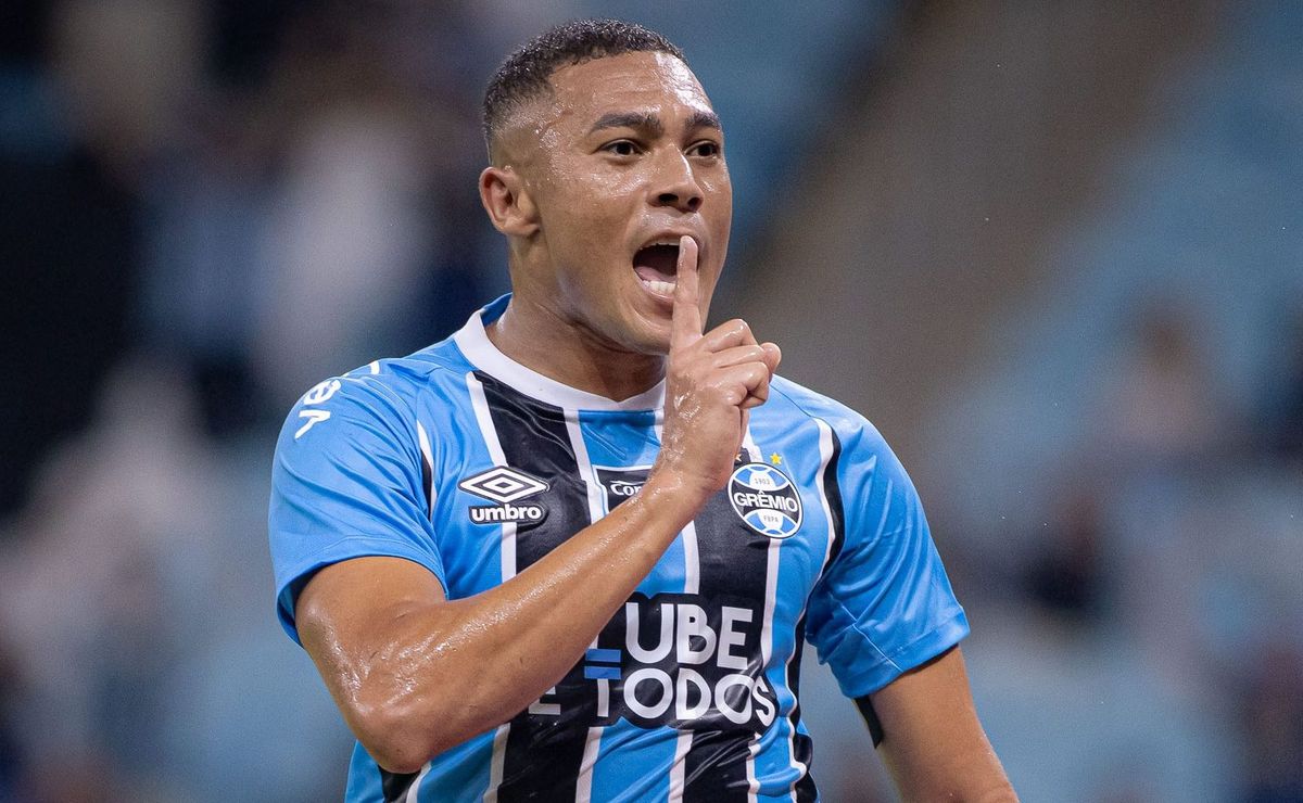 Carlos Vinícius crava Grêmio como favorito ao Gauchão e declaração vira polêmica antes do Gre-Nal