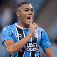 Carlos Vinícius chama Grêmio de favorito